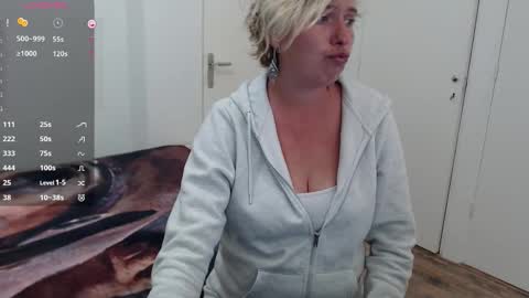 Syl  online show from September 14, 2025, 5:23 pm