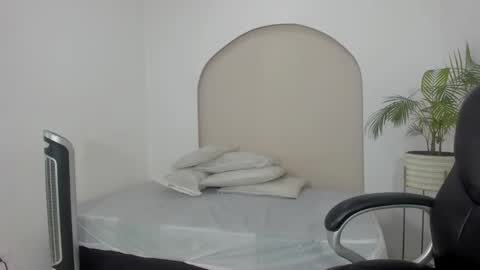 Cloe  online show from December 16, 2025, 3:28 pm