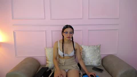 Cloe  online show from November 14, 2025, 3:33 pm