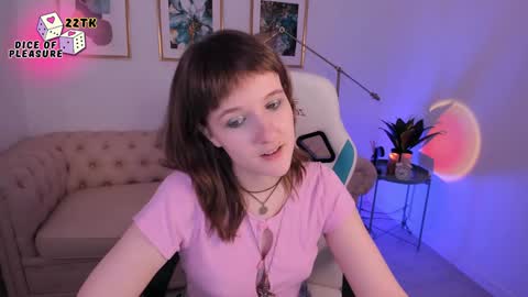 Snapshot of clover_red chatting on December 3, 2024, 5:12 pm Clover follow me online show from December 3, 2024, 5:12 pm