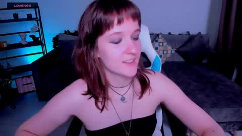 Snapshot of clover_red chatting on December 28, 2024, 3:15 pm Clover follow me online show from December 28, 2024, 3:15 pm