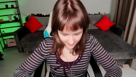 Snapshot of clover_red chatting on January 7, 2025, 3:12 pm Clover follow me online show from January 7, 2025, 3:12 pm