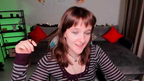 Snapshot of clover_red chatting on January 7, 2025, 6:35 pm Clover follow me online show from January 7, 2025, 6:35 pm