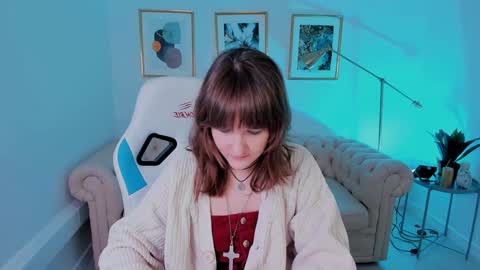 Snapshot of clover_red chatting on February 4, 2025, 2:21 pm Clover follow me online show from February 4, 2025, 2:21 pm