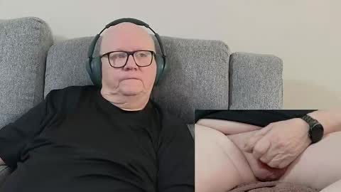 Snapshot of cockneymack51 chatting on November 5, 2025, 11:54 am Charlie. online show from November 5, 2025, 11:54 am