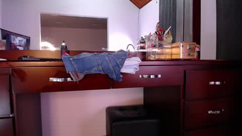 Sara Martinez      online show from January 4, 2025, 10:16 am