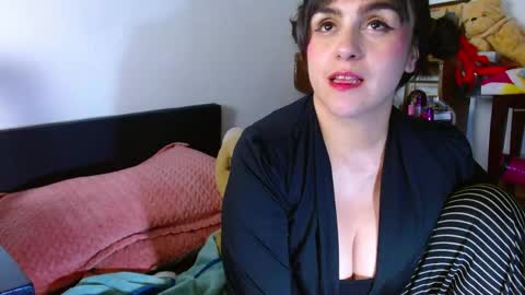 Snapshot of collette_beaufoy chatting on May 19, 2026, 4:30 am Collette online show from May 19, 2026, 4:30 am