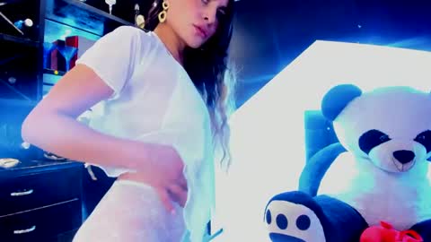 Coral  online show from February 1, 2025, 3:07 pm