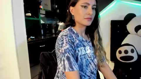 Coral  online show from February 25, 2025, 6:42 pm