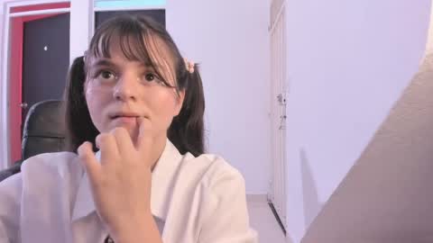 Snapshot of coralinexxx07 chatting on April 16, 2026, 9:39 pm Coraline uwu Bienvenidos al dulce mundo de Coraline Hola amores soy Coraline Una chica tierna juguetona online show from April 16, 2026, 9:39 pm