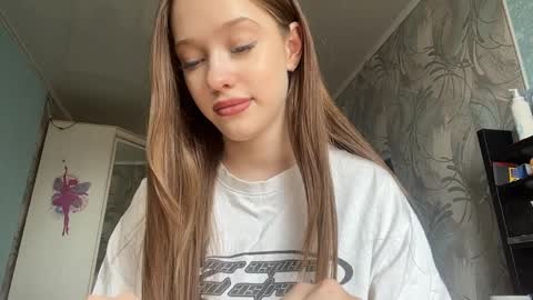 Snapshot of corinevanschoyck chatting on April 1, 2026, 8:59 am Bella 1st day here online show from April 1, 2026, 8:59 am