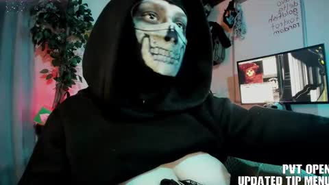 Snapshot of cos_operator chatting on December 17, 2025, 9:21 pm cos_operator online show from December 17, 2025, 9:21 pm