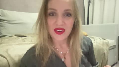 cosmo_blondiee online show from October 1, 2025, 4:57 pm
