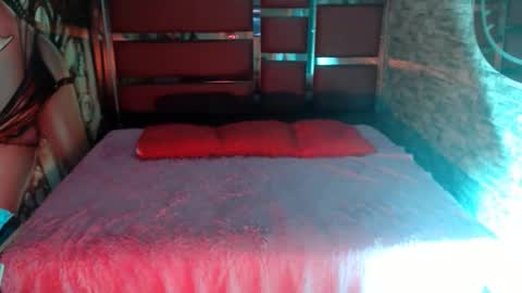 MIA LIZ AND SAM online show from December 6, 2024, 8:40 pm