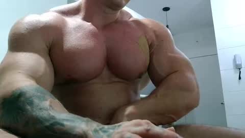 Snapshot of couplemuscle40 chatting on October 6, 2025, 1:36 am couplemuscle40 online show from October 6, 2025, 1:36 am