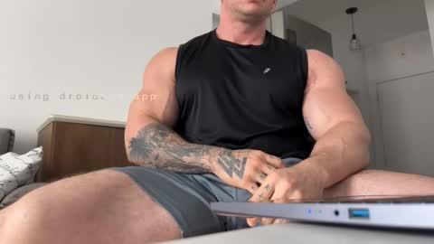 Snapshot of couplemuscle40 chatting on October 8, 2025, 2:14 pm couplemuscle40 online show from October 8, 2025, 2:14 pm