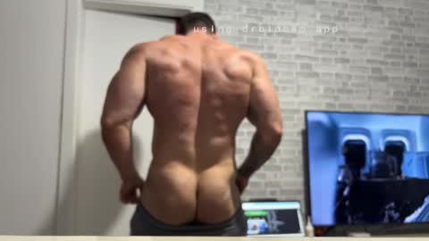 Snapshot of couplemuscle40 chatting on October 9, 2025, 2:20 am couplemuscle40 online show from October 9, 2025, 2:20 am