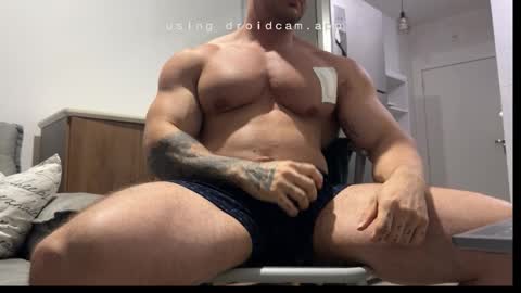 Snapshot of couplemuscle40 chatting on October 28, 2025, 9:17 pm couplemuscle40 online show from October 28, 2025, 9:17 pm