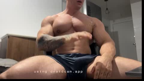 Snapshot of couplemuscle40 chatting on November 1, 2025, 11:18 pm couplemuscle40 online show from November 1, 2025, 11:18 pm