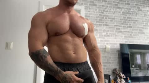 Snapshot of couplemuscle40 chatting on November 8, 2025, 7:45 pm couplemuscle40 online show from November 8, 2025, 7:45 pm
