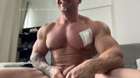 Snapshot of couplemuscle40 chatting on November 18, 2025, 1:37 pm couplemuscle40 online show from November 18, 2025, 1:37 pm