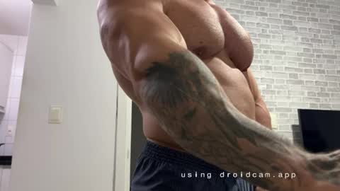couplemuscle40 online show from May 4, 2026, 11:56 pm