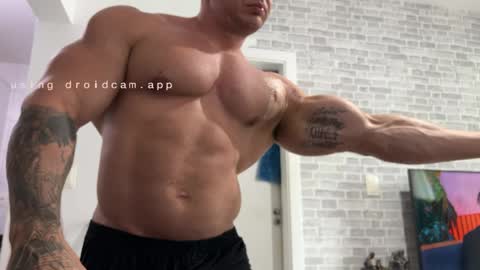 couplemuscle40 online show from May 26, 2026, 4:47 pm