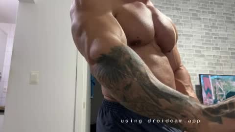 couplemuscle40 online show from May 30, 2026, 11:35 pm