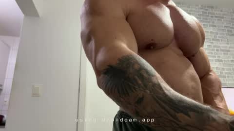 couplemuscle40 online show from June 9, 2026, 1:23 pm