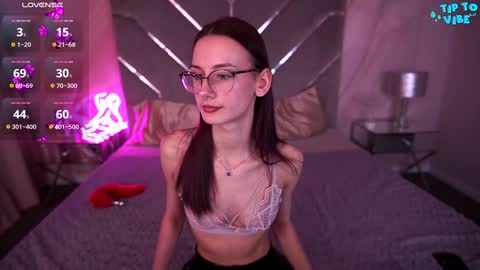 cozymell online show from February 3, 2025, 2:02 pm