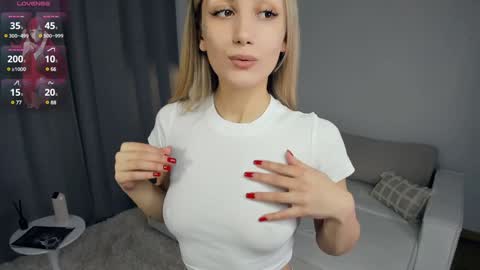 Snapshot of crazy_selfi chatting on January 23, 2025, 7:29 pm Emma online show from January 23, 2025, 7:29 pm