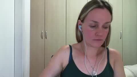 Snapshot of crazyanny chatting on February 19, 2025, 9:36 pm Anny online show from February 19, 2025, 9:36 pm