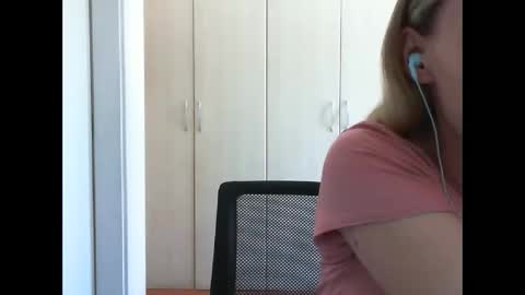 Snapshot of crazyanny chatting on March 4, 2025, 1:59 pm Anny online show from March 4, 2025, 1:59 pm