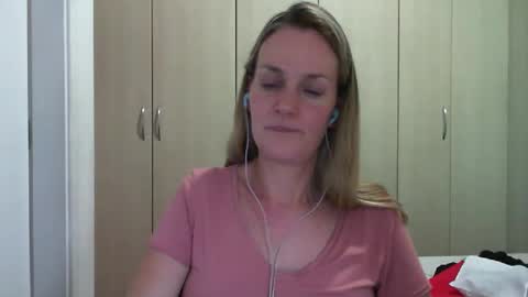 Snapshot of crazyanny chatting on March 6, 2025, 11:20 pm Anny online show from March 6, 2025, 11:20 pm