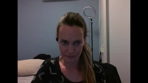 Snapshot of crazyanny chatting on October 29, 2025, 12:35 am Anny online show from October 29, 2025, 12:35 am