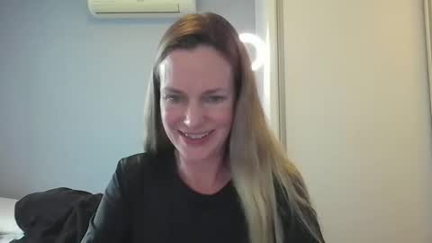 Snapshot of crazyanny chatting on November 17, 2025, 3:51 pm Anny online show from November 17, 2025, 3:51 pm