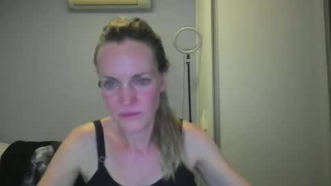 Snapshot of crazyanny chatting on December 1, 2025, 12:15 am Anny online show from December 1, 2025, 12:15 am