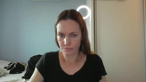 Snapshot of crazyanny chatting on December 2, 2025, 10:42 am Anny online show from December 2, 2025, 10:42 am