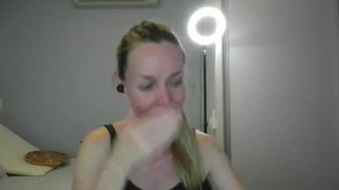 Snapshot of crazyanny chatting on December 14, 2025, 12:49 am Anny online show from December 14, 2025, 12:49 am