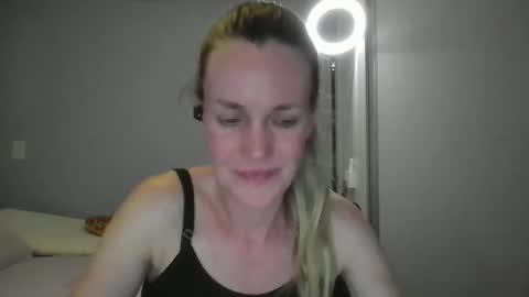 Snapshot of crazyanny chatting on December 17, 2025, 12:27 am Anny online show from December 17, 2025, 12:27 am