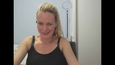 Snapshot of crazyanny chatting on January 15, 2026, 12:26 am Anny online show from January 15, 2026, 12:26 am