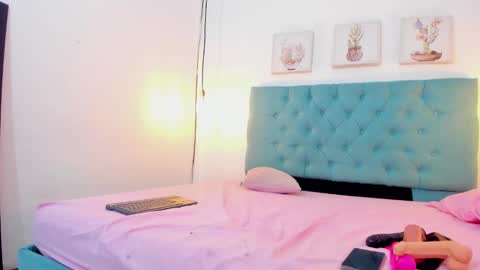 cris_dulce online show from October 22, 2025, 5:56 pm