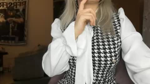 cristalbi online show from March 8, 2026, 5:28 pm