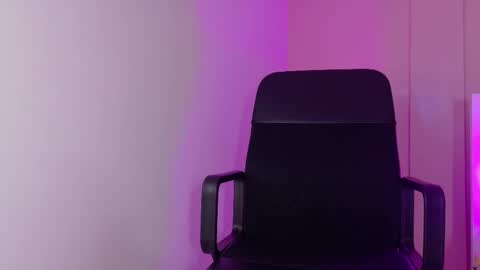 Nicole  Connection time 220pm-910pmCol online show from October 17, 2025, 7:49 pm