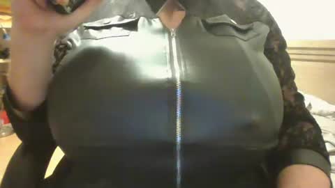 Snapshot of crossdresser240299 chatting on February 17, 2026, 1:35 am crossdresser240299 online show from February 17, 2026, 1:35 am