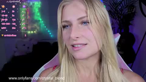 Snapshot of crystal_blond chatting on October 3, 2025, 10:07 pm Crystal online show from October 3, 2025, 10:07 pm