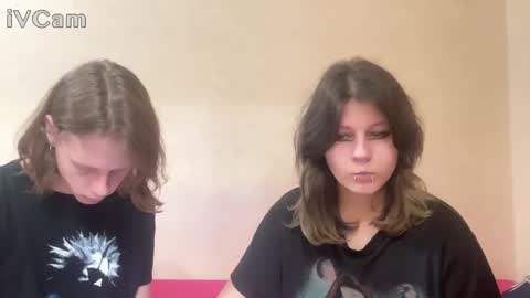 Crystal and Marcl online show from November 27, 2025, 5:42 am