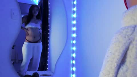 crystal_rainers online show from December 3, 2024, 9:11 am