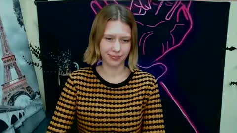 Snapshot of crystalgirl__ chatting on January 7, 2025, 3:44 pm Stella online show from January 7, 2025, 3:44 pm