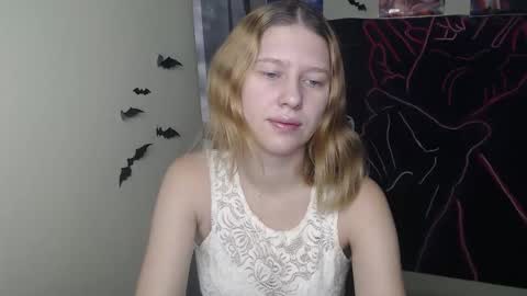 Snapshot of crystalgirl__ chatting on November 18, 2025, 7:24 am Stella online show from November 18, 2025, 7:24 am